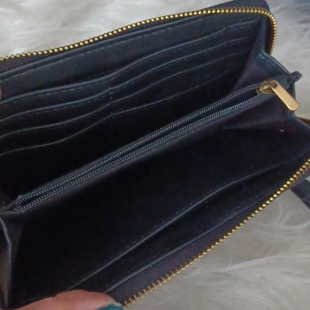 Universal Thread Wallet - Picture 9 of 13